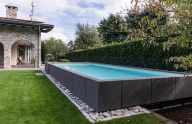 Le piscine fuori terra rigide si distinguono dalle versioni gonfiabili o tubolari per la struttura solida e rinforzata, generalmente realizzata in acciaio, resina o pannelli in PVC rigido.