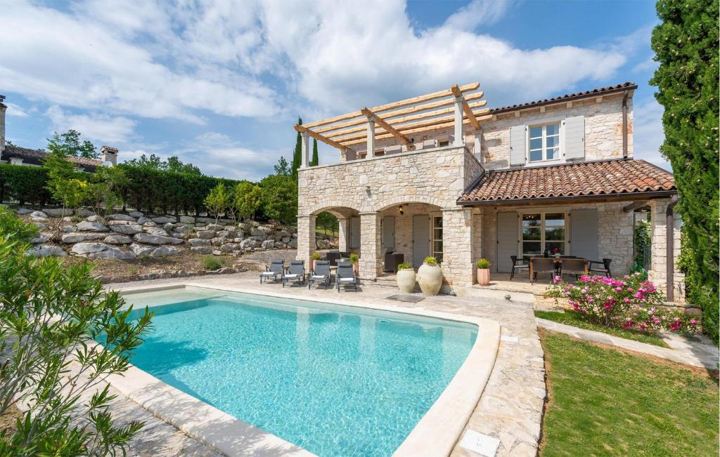 Quanto può costare una piscina interrata moderna