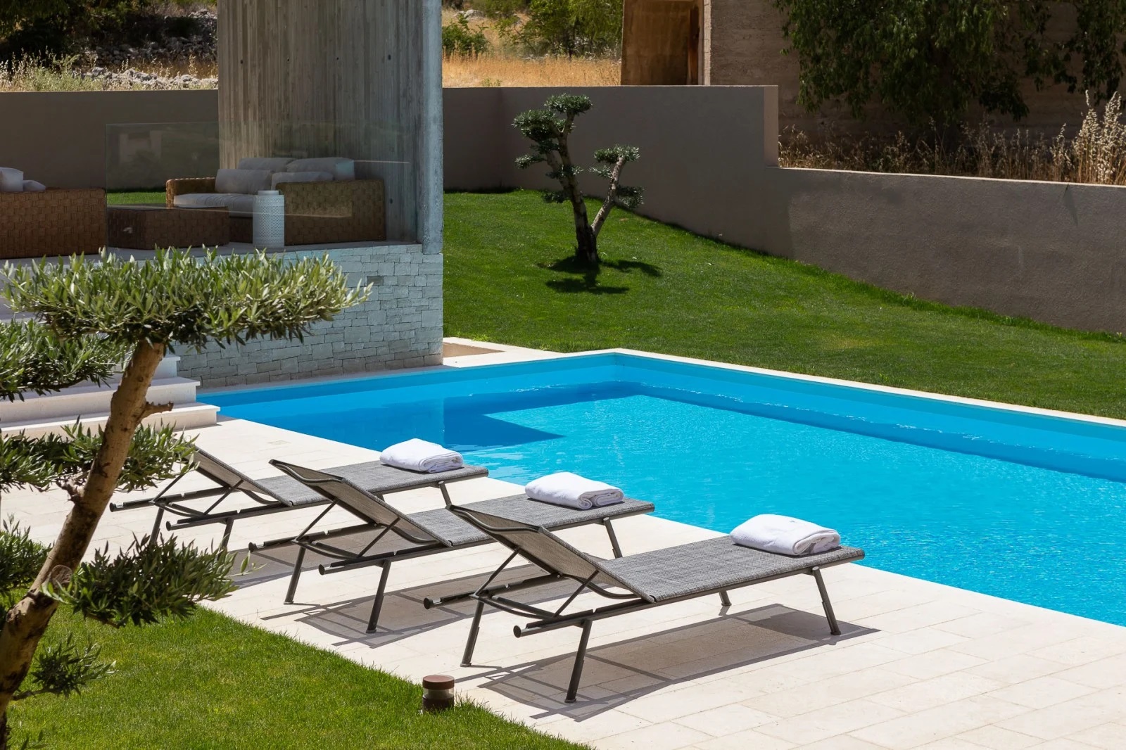 Come si fa a costruire una piscina interrata in giardino